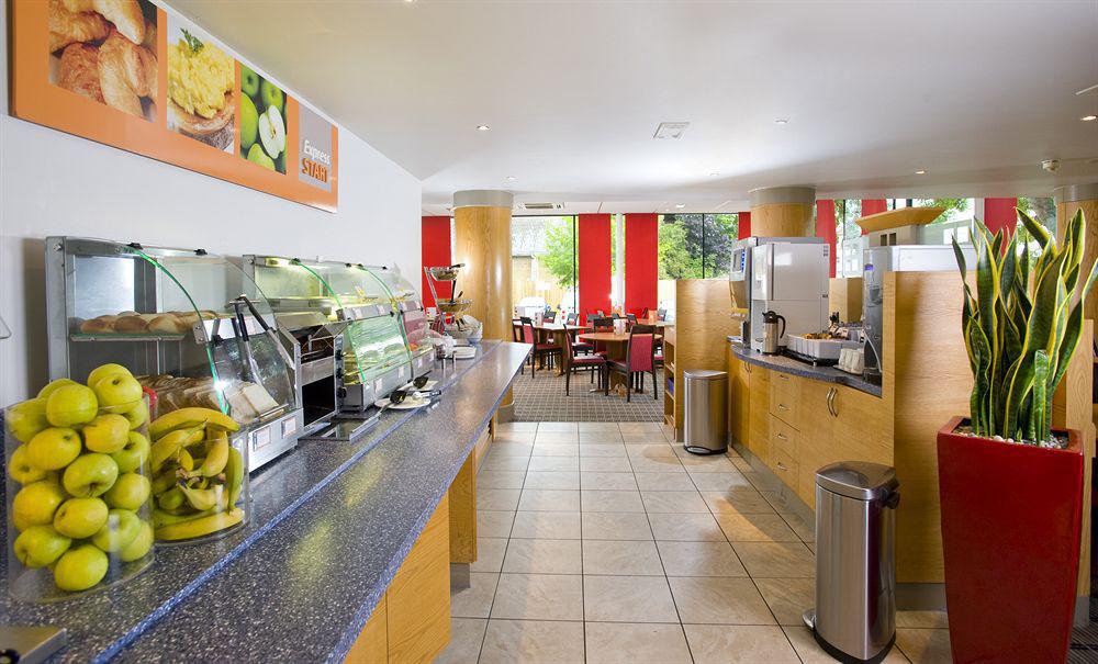 Holiday Inn Express Bath By Ihg Экстерьер фото