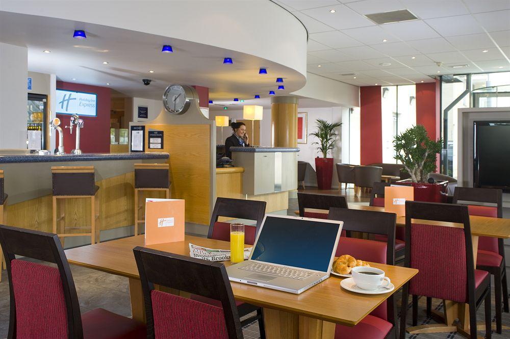 Holiday Inn Express Bath By Ihg Экстерьер фото