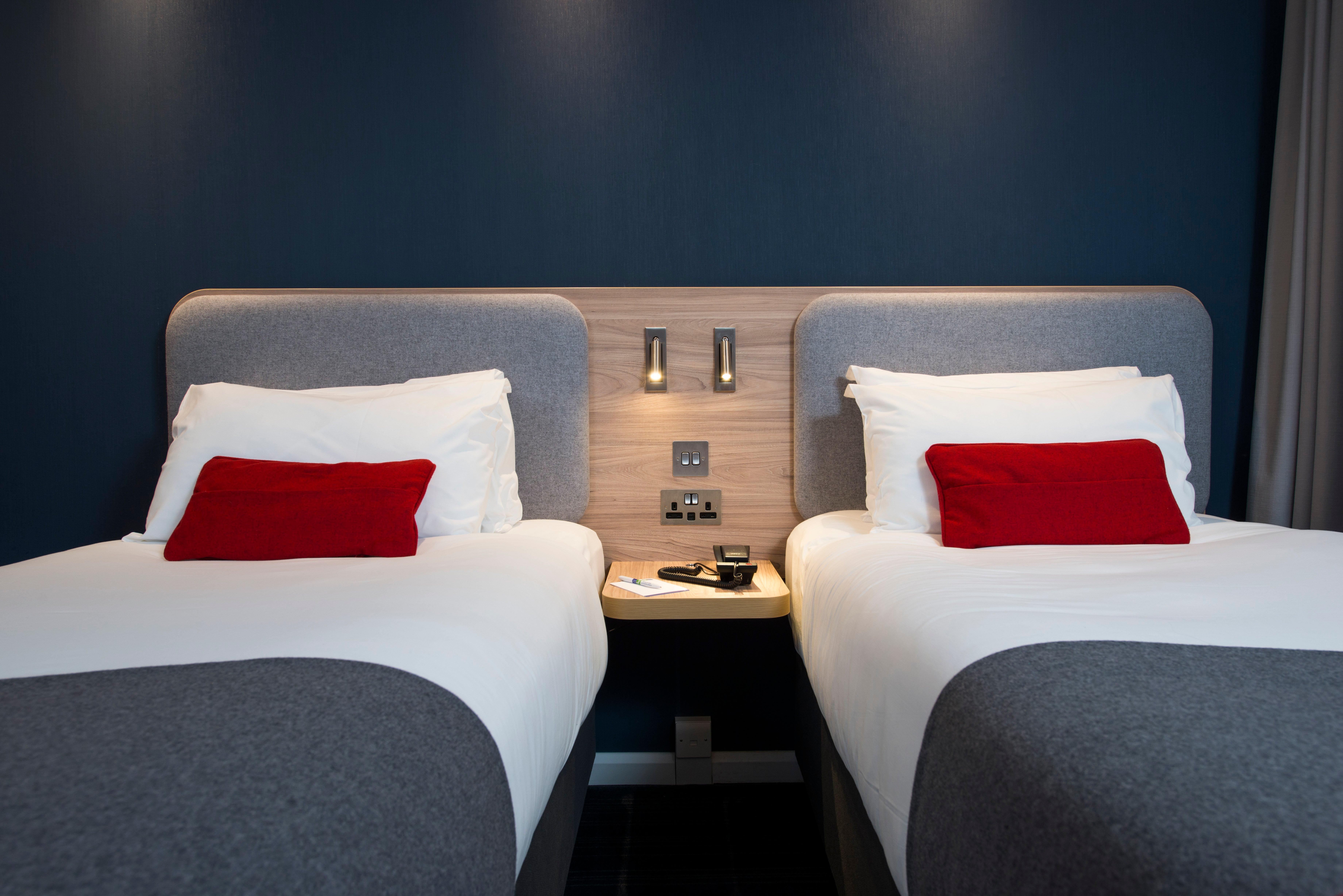 Holiday Inn Express Bath By Ihg Экстерьер фото