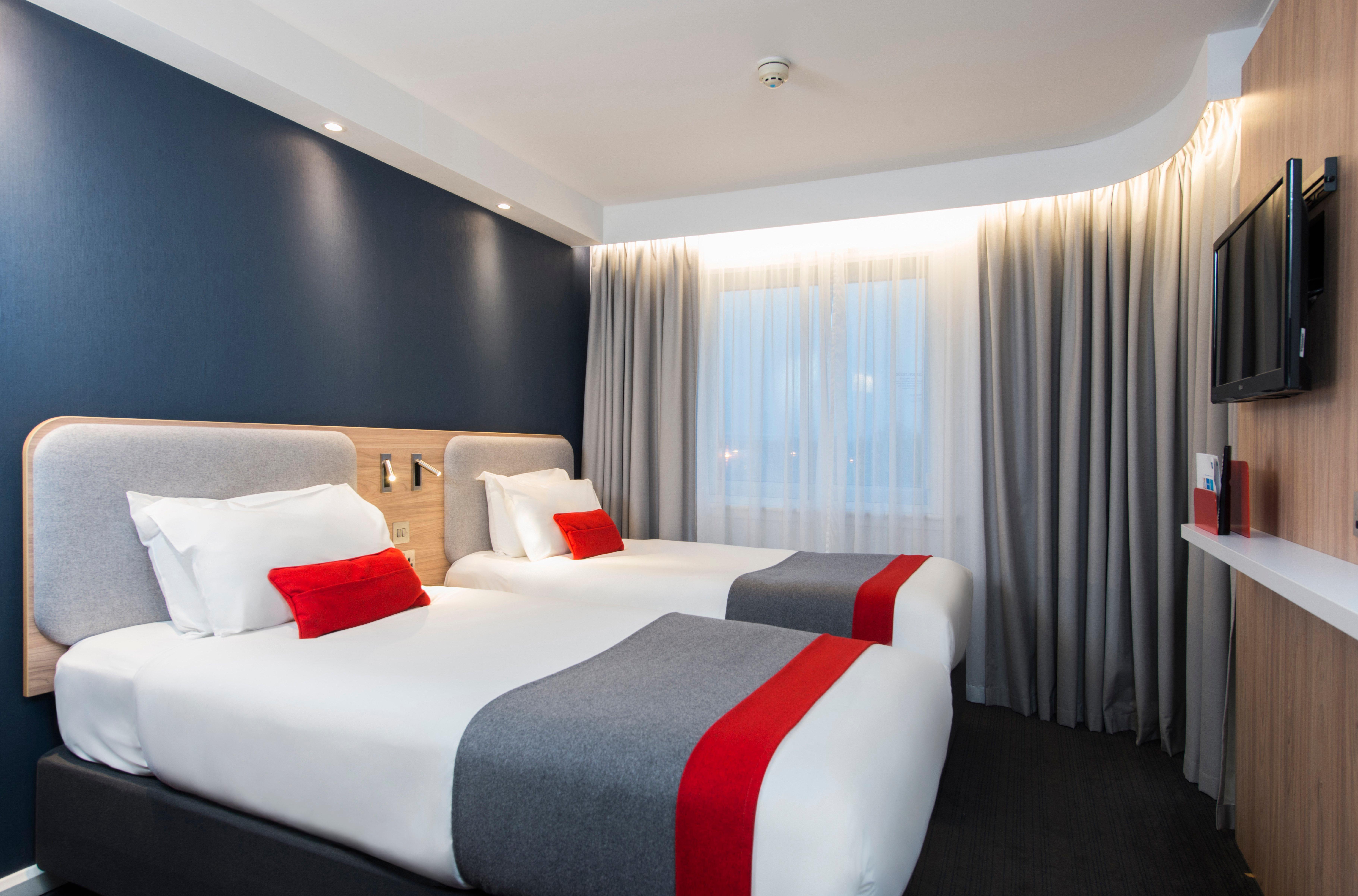 Holiday Inn Express Bath By Ihg Экстерьер фото