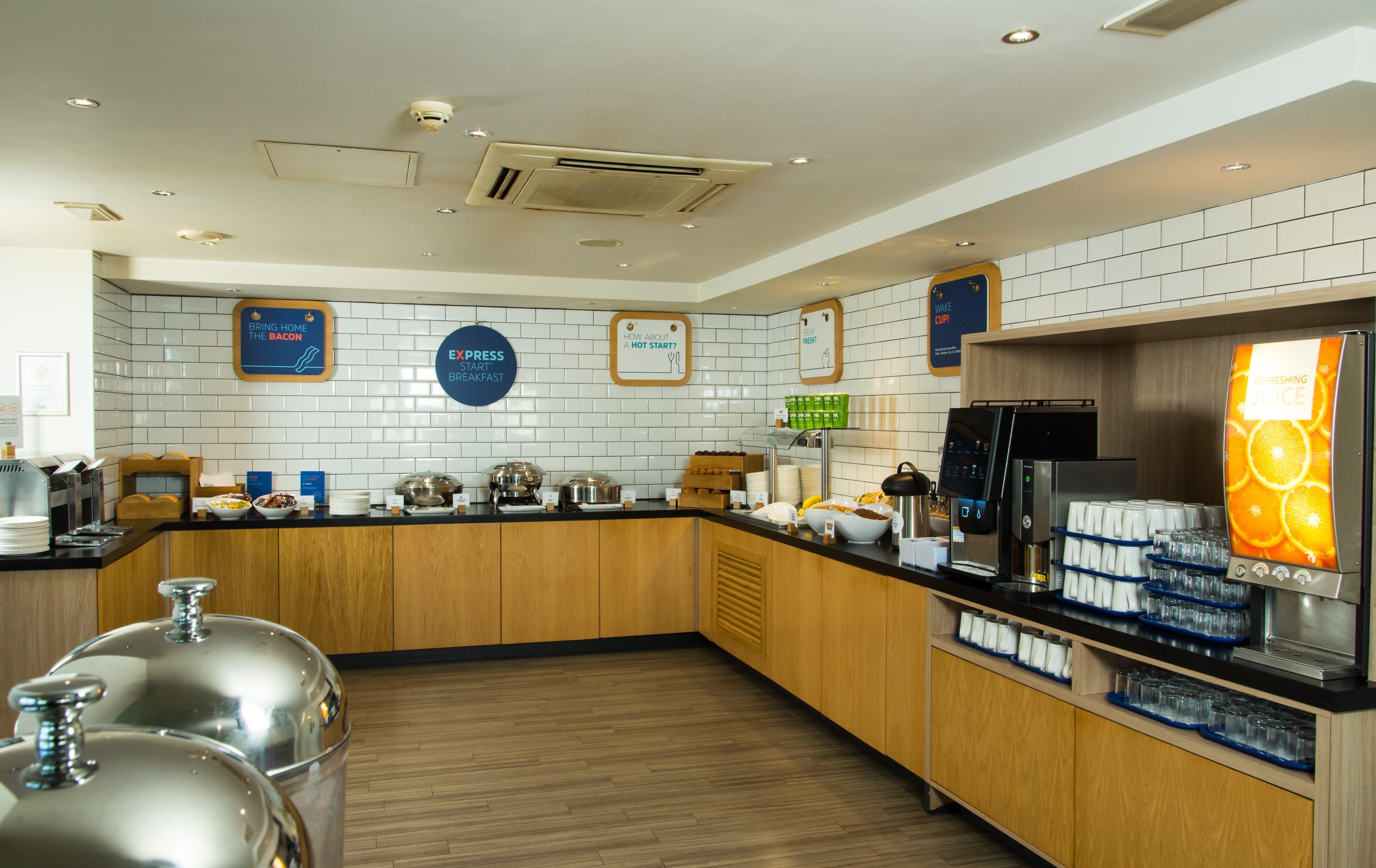 Holiday Inn Express Bath By Ihg Экстерьер фото