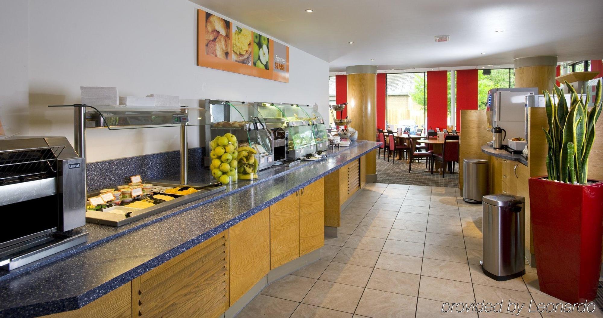 Holiday Inn Express Bath By Ihg Ресторан фото