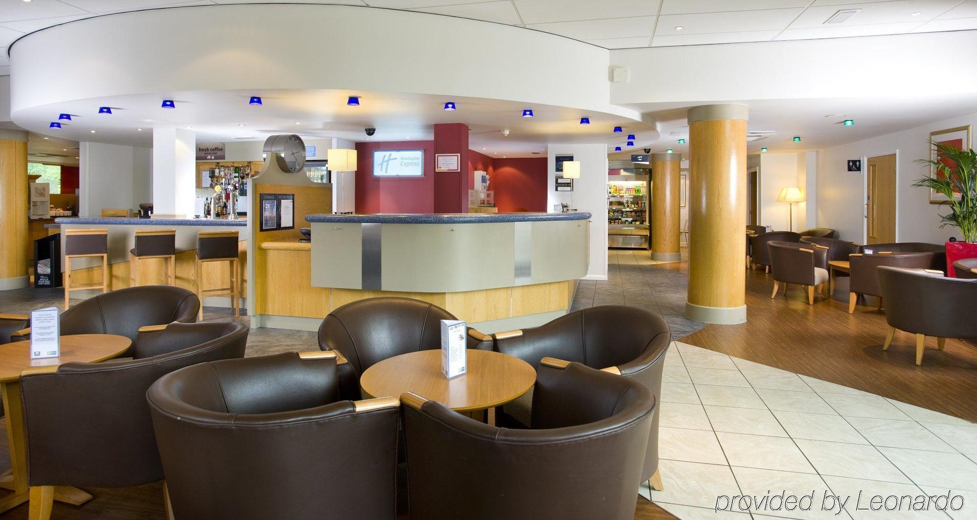 Holiday Inn Express Bath By Ihg Ресторан фото