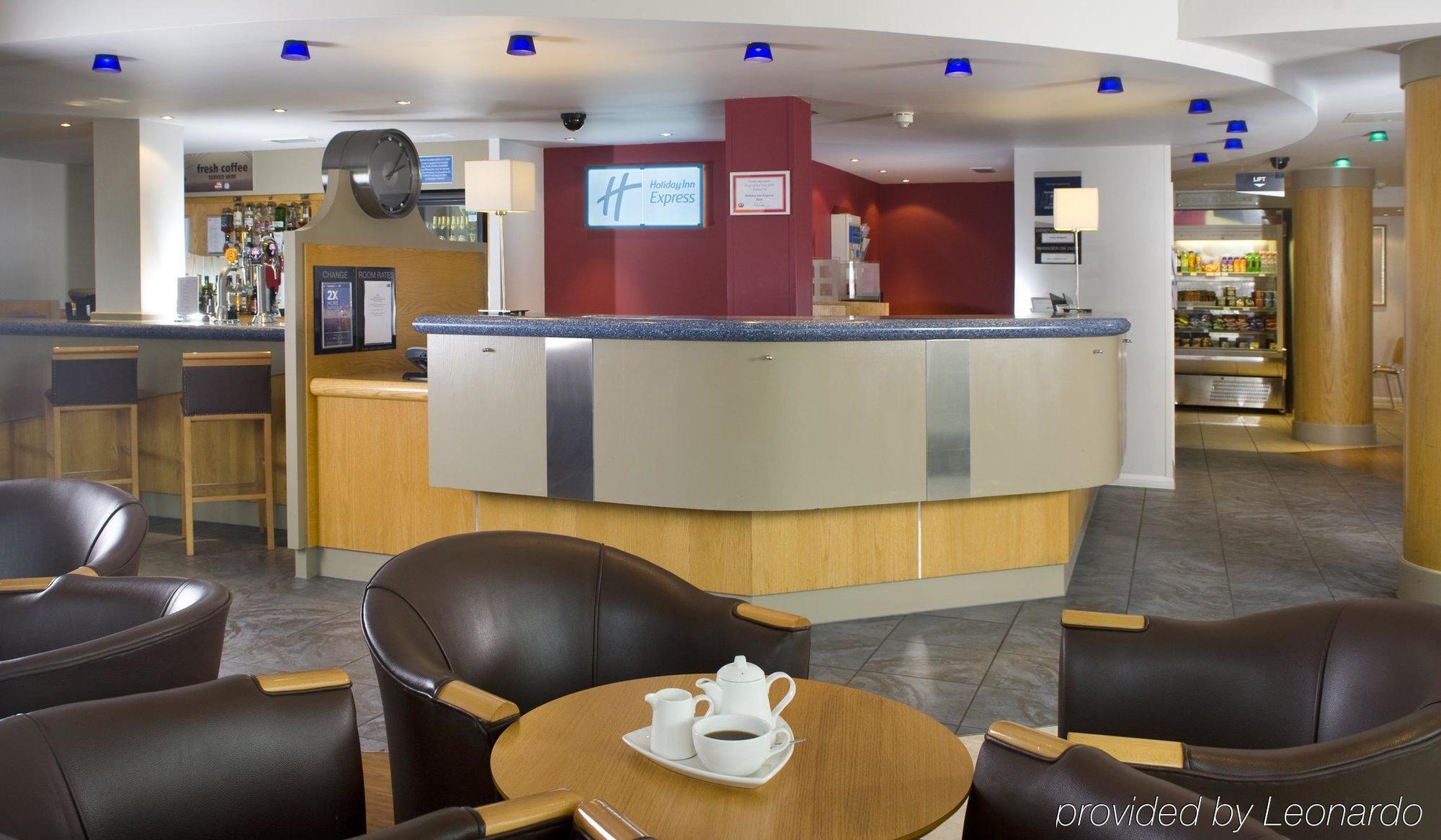 Holiday Inn Express Bath By Ihg Интерьер фото