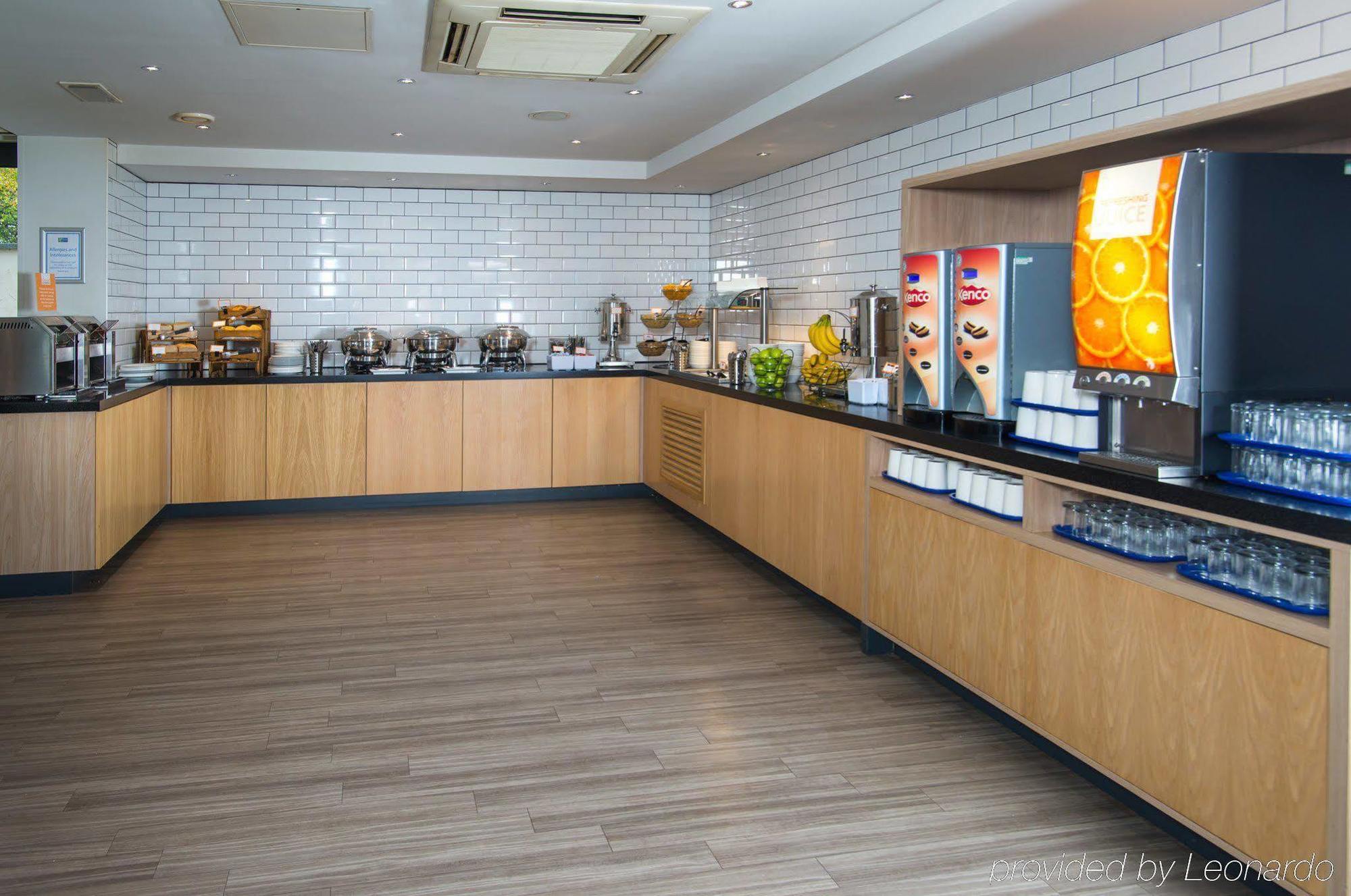 Holiday Inn Express Bath By Ihg Экстерьер фото
