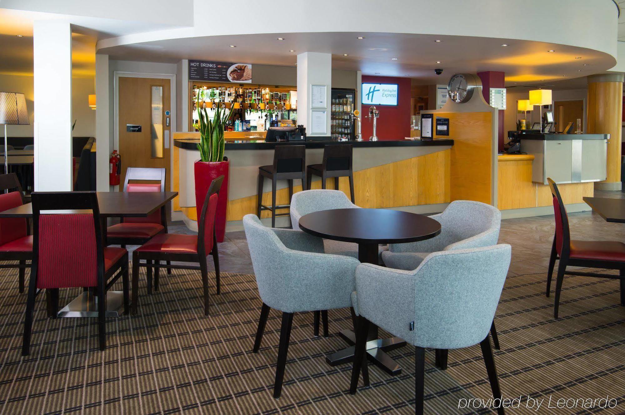 Holiday Inn Express Bath By Ihg Экстерьер фото