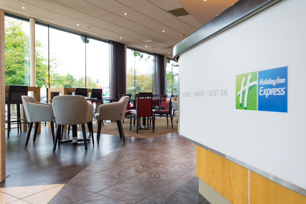 Holiday Inn Express Bath By Ihg Экстерьер фото