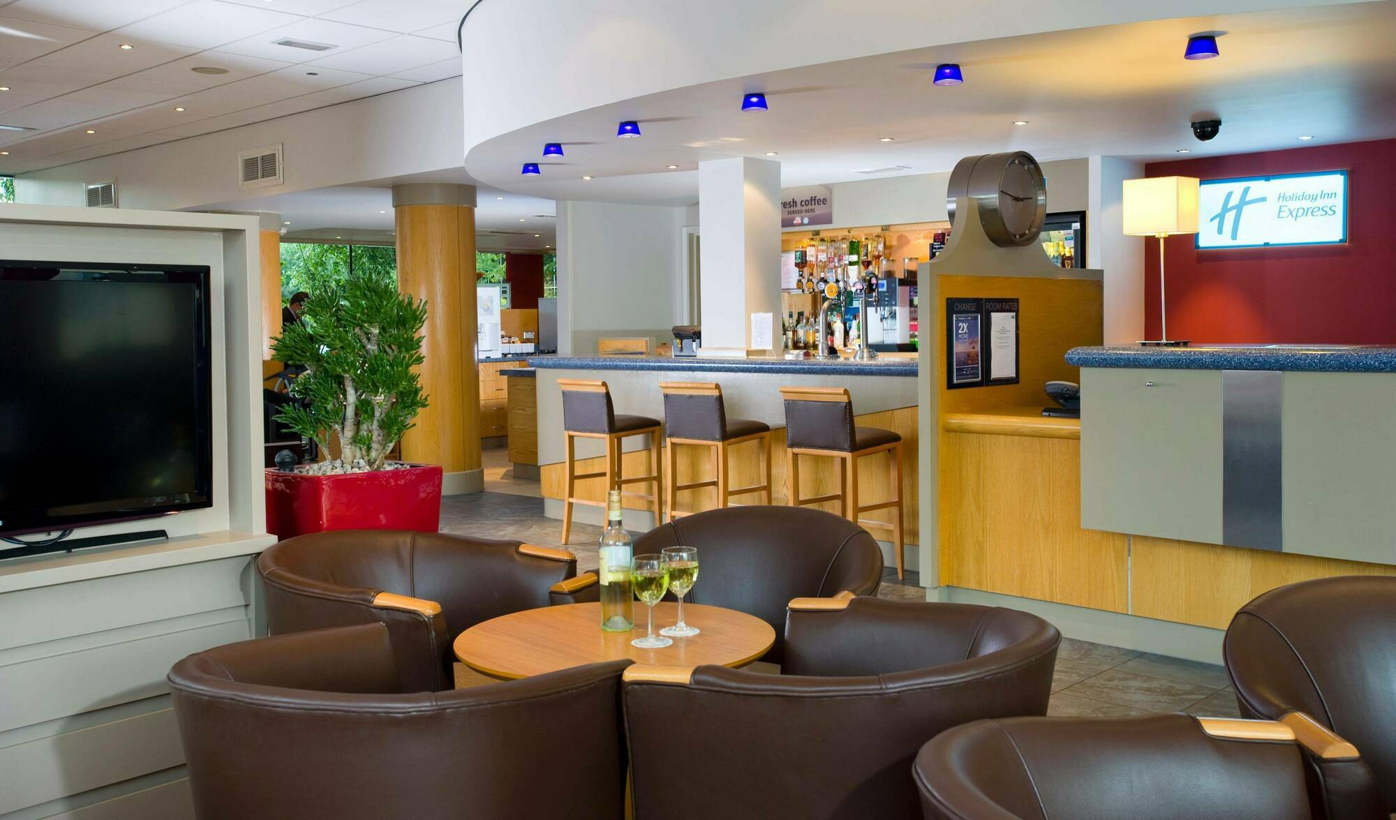 Holiday Inn Express Bath By Ihg Экстерьер фото